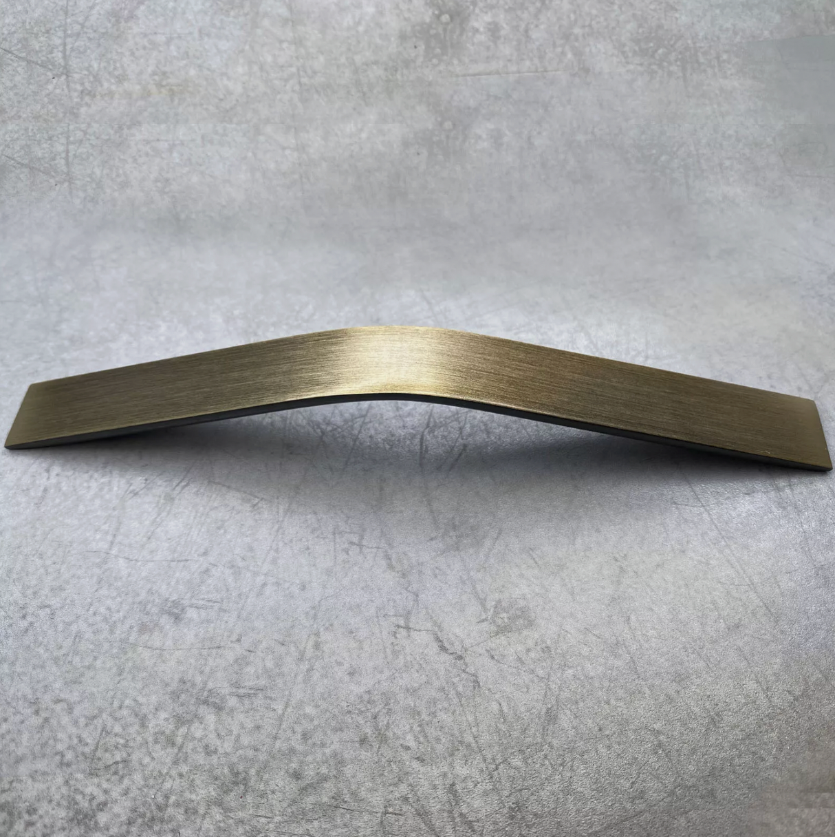 Modern Flat Curved Cabinet Handle – Luxury Brushed Brass, Black & Copper Furniture Pulls